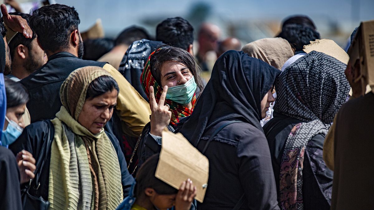 Kabil Havaalanı'ndan tahliye edilmek için sırada bekleyen Afganlar 