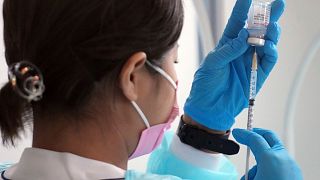 يقوم أحد العاملين الصحيين بإعداد جرعة من لقاح موديرنا في مركز سوميدا الطبي بطوكيو، اليابان، 30 يونيو 2021