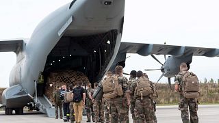 يستعد جنود فرنسيون لركوب طائرة عسكرية لإجلاء المواطنين الفرنسيين من أفغانستان، أورليان، وسط فرنسا، الاثنين 16 أغسطس 2021