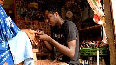 Afrikában férfiak dolgoznak a manikűrszalonokban