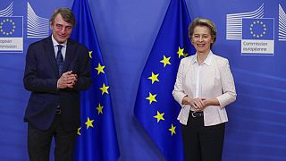 رئيسة المفوضية الأوروبية أورسولا فون دير لاين ورئيس البرلمان الأوروبي دافيد ساسولي