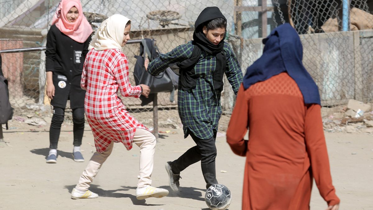 Madina Azizi und weitere Fußballerinnen 2018 in Afghanistan