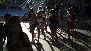 Alumnos llegando al colegio durante la pandemia