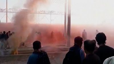 شاهد: إطلاق الغازات المسيلة للدموع لتفريق الحشود في مطار كابل