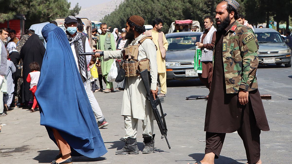 Iszlamista tálib fegyveresek a kabuli repülőtér felé vezető úton őrködnek 2021. augusztus 27-én