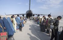 ABD Hava Kuvvetleri tahliye opersyonu kapsamında uçağa binmeyi bekleyen yolcular