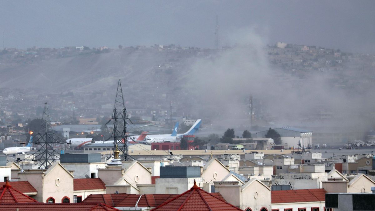 De la fumée s'élevant au-dessus de l'aéroport de Kaboul, après l'explosion qui s'est produite le 26 août 2021.
