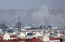 De la fumée s'élevant au-dessus de l'aéroport de Kaboul, après l'explosion qui s'est produite le 26 août 2021.