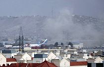 Il fumo causato da una delle esplosioni all'aeroporto di Kabul.