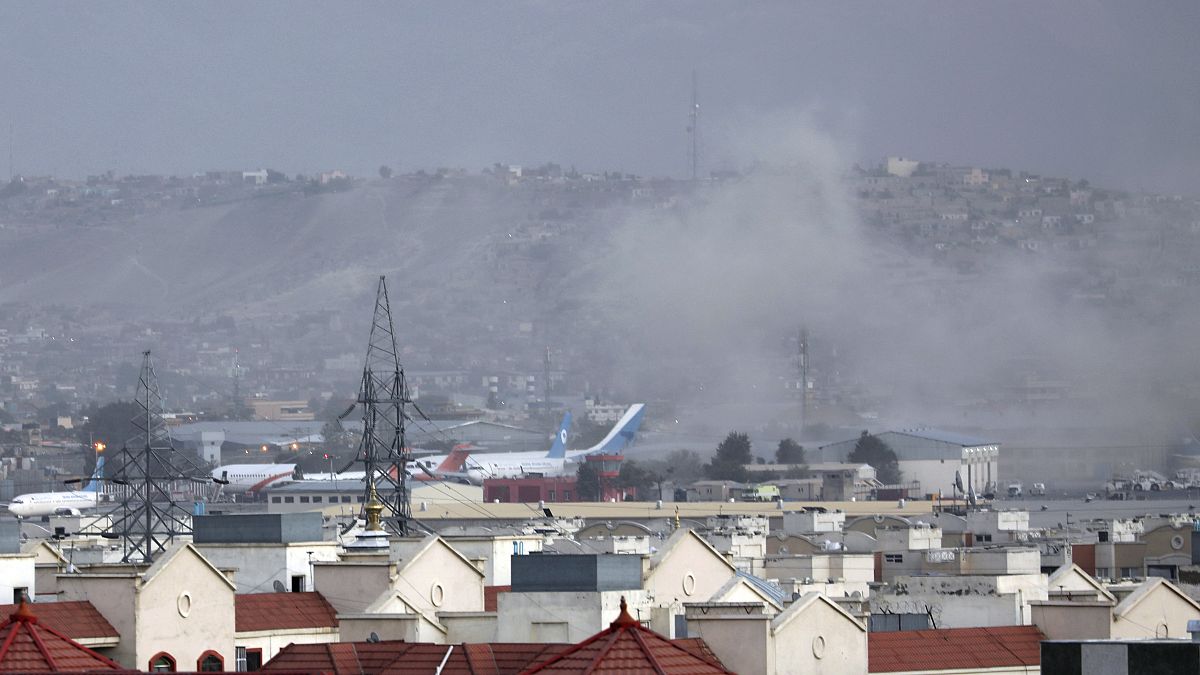 El humo se eleva por la explosión fuera del aeropuerto en Kabul, Afganistán, el jueves 26 de agosto de 2021. 