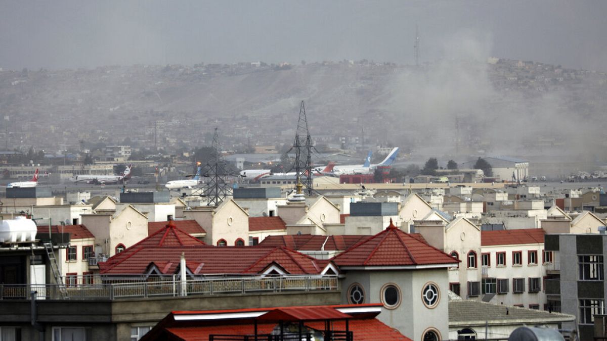 Nach dem Anschlag war eine dichte Rauchwolke am Flughafen Kabul deutlich zu erkennen