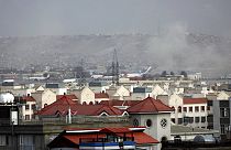Nach dem Anschlag war eine dichte Rauchwolke am Flughafen Kabul deutlich zu erkennen