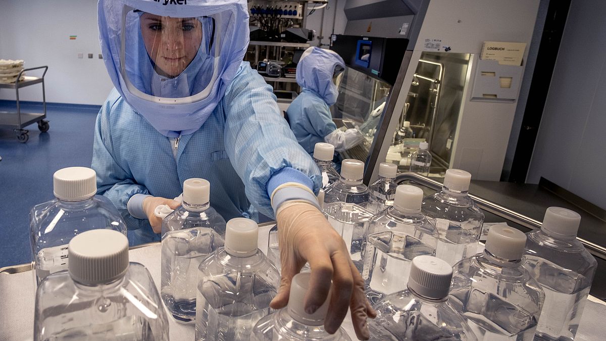 محاكاة سير العمل في غرفة الأبحاث لإنتاج لقاح بيونتيك المضاد لكوفيدـ19 في ماربورغ ، ألمانيا. 2021/03/27