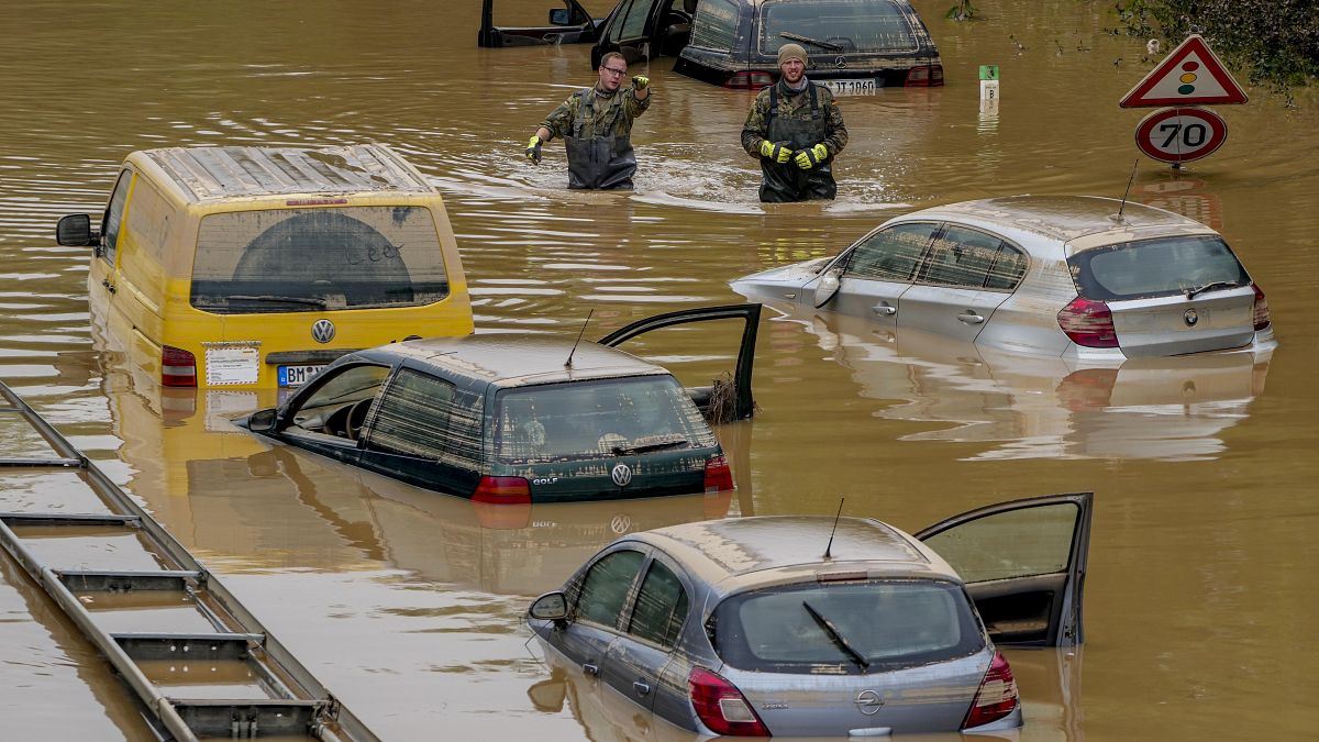 سيارات غارقة على طريق في إرفتشتات بألمانيا بعد هطول أمطار غزيرة حطمت ضفاف نهر إرفت ، مما تسبب في أضرار جسيمة  في 17 تموز/يزليز 2021