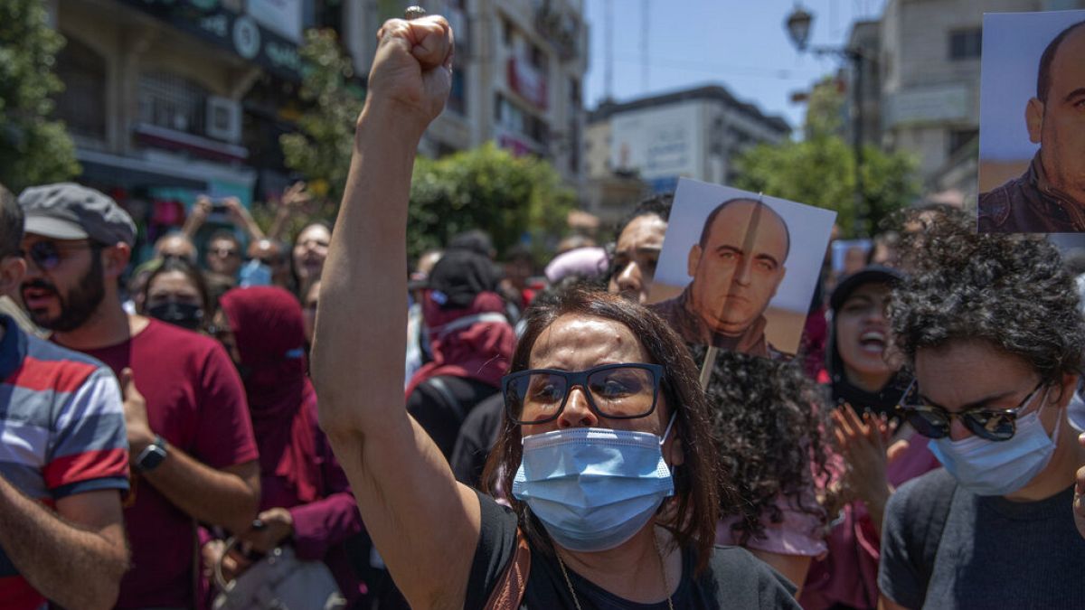 متظاهرون غاضبون يحملون صور نزار بنات يرددون شعارات مناهضة للسلطة الفلسطينية خلال مسيرة احتجاجية على وفاته - 24 يونيو، 2021