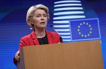 la presidenta de la Comisión Europea, Ursula von der Leyen, condenó los "ataques cobardes e inhumanos" y subrayó que es "fundamental garantizar la seguridad en el aeropuerto".