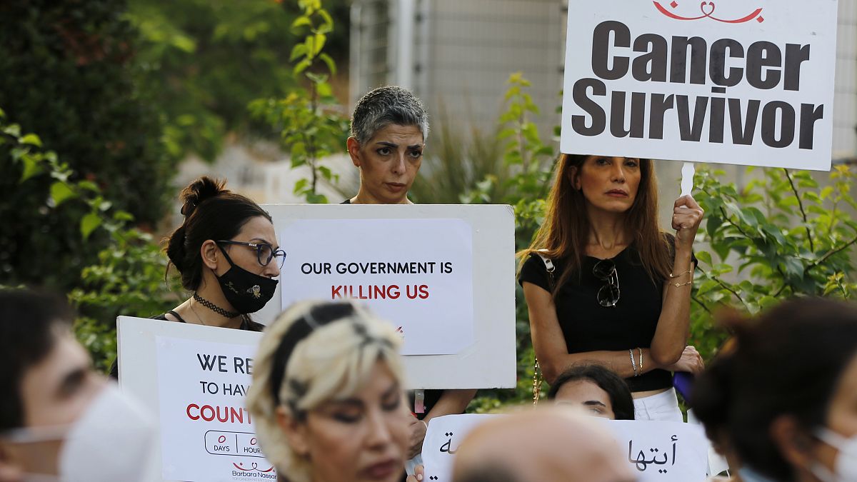 مرضى السرطان يحملون لافتات خلال اعتصام احتجاجا على نقص الأدوية وسط الأزمة الاقتصادية الحادة في لبنان أمام مقر الأمم المتحدة في بيروت ، لبنان ، الخميس 26 أغسطس