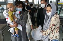 Les évacuations reprennent à l'aéroport de Kaboul malgré les attentats