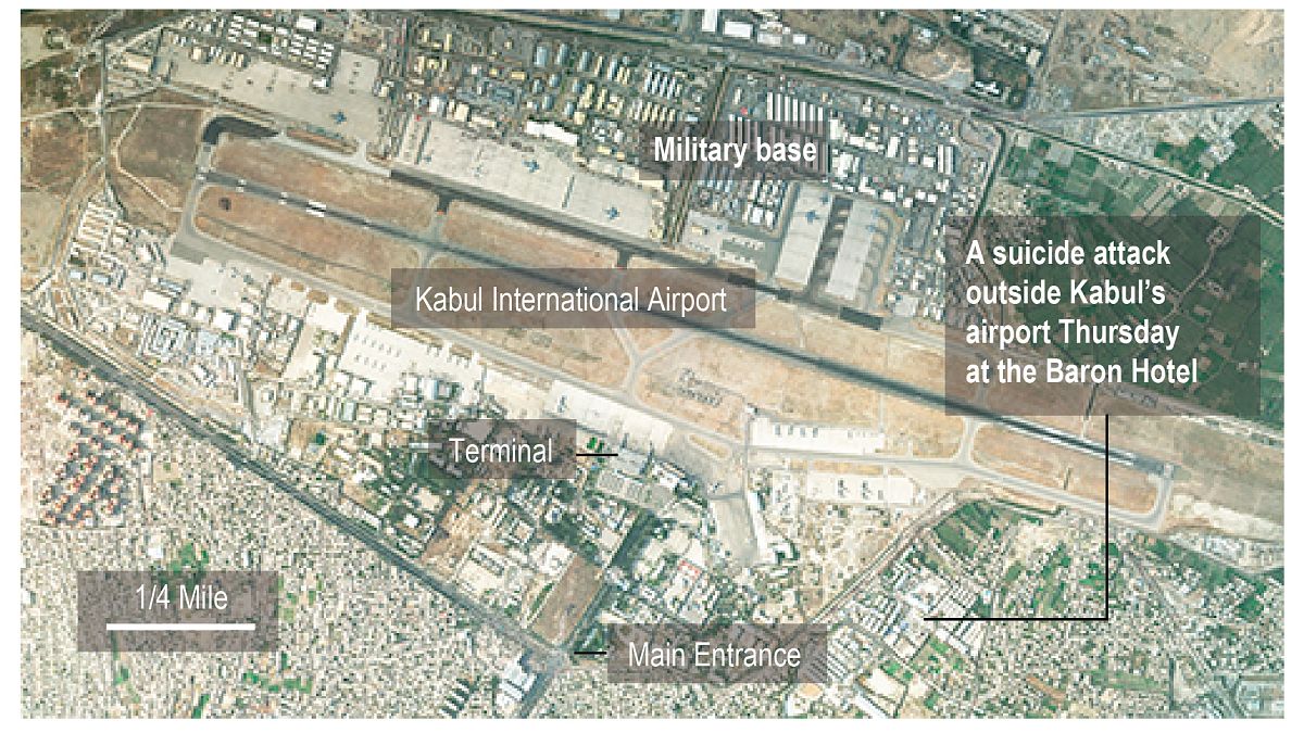 صورة بالأقمار الصناعية تظهر مطار كابول الدولي وموقع التفجير الذي تبنته ولاية خراسان بالقرب من بوابة آبي