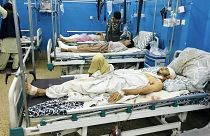 Los heridos yacen en las camas de un hospital después de un ataque mortal a las afueras del aeropuerto en Kabul, Afganistán, el jueves 26 de agosto de 2021.