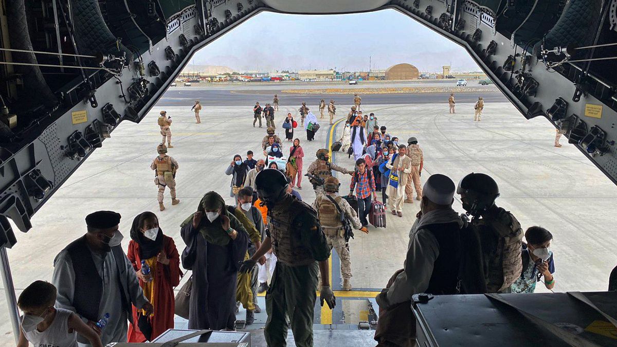 İspanya Hava Kuvvetleri'ne ait A400 uçağıyla Kabil'den tahliye edilecek Afganistan vatandaşları