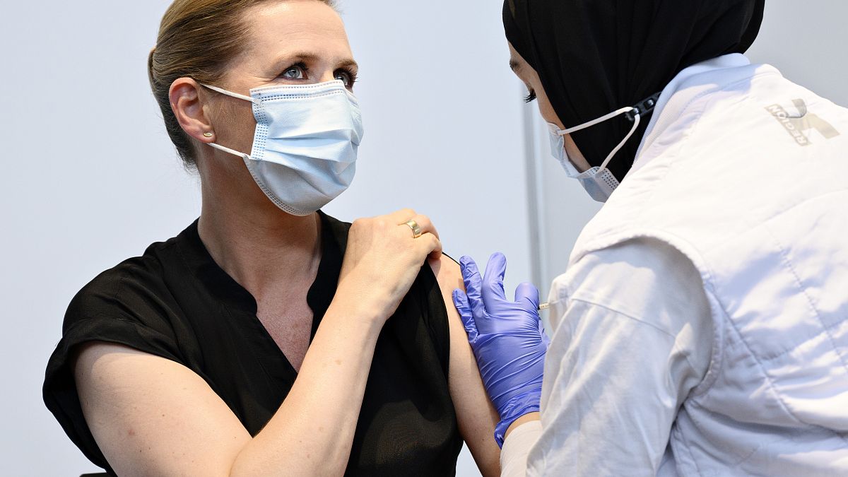 رئيسة الوزراء الدنماريكة ماتي فردريكسين تتلقى تطعيما ضد كوفيدـ19 في كوبنهاغن. 2021/06/04