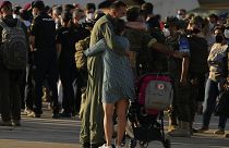 Un soldado español abraza a una mujer tras la llegada del avión procedente de Afganistán A la base militar de Torrejón de Ardoz en Madrid, el 27 de agosto de 2021.