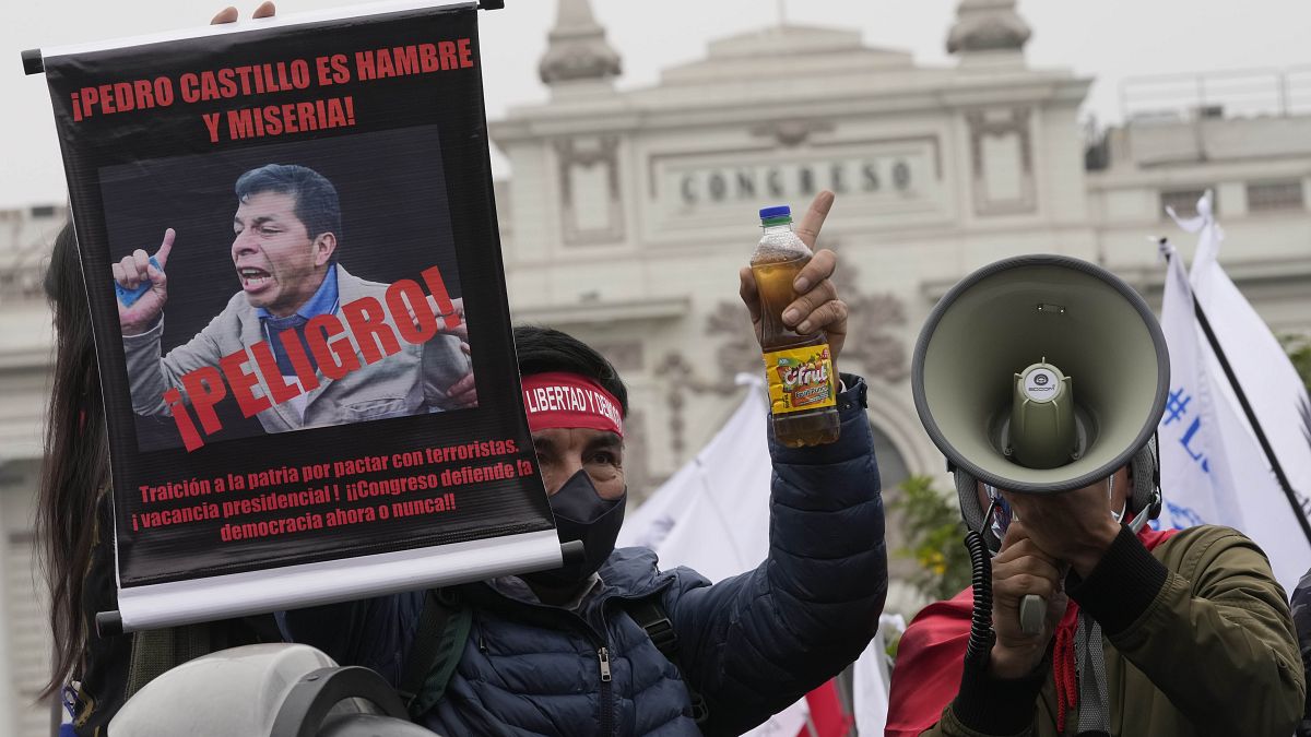 Protest gegen die neue Regierung von Pedro Castillo vor dem Parlament in Lima