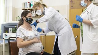 Nagy Ágota reumatológus főorvos beolt egy várandós nőt a német-amerikai fejlesztésű Pfizer-BioNTech koronavírus elleni oltóanyaggal a nyíregyházi kórházban