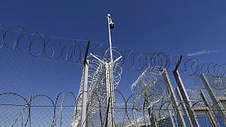 Governo húngaro aloja afegãos em contentores