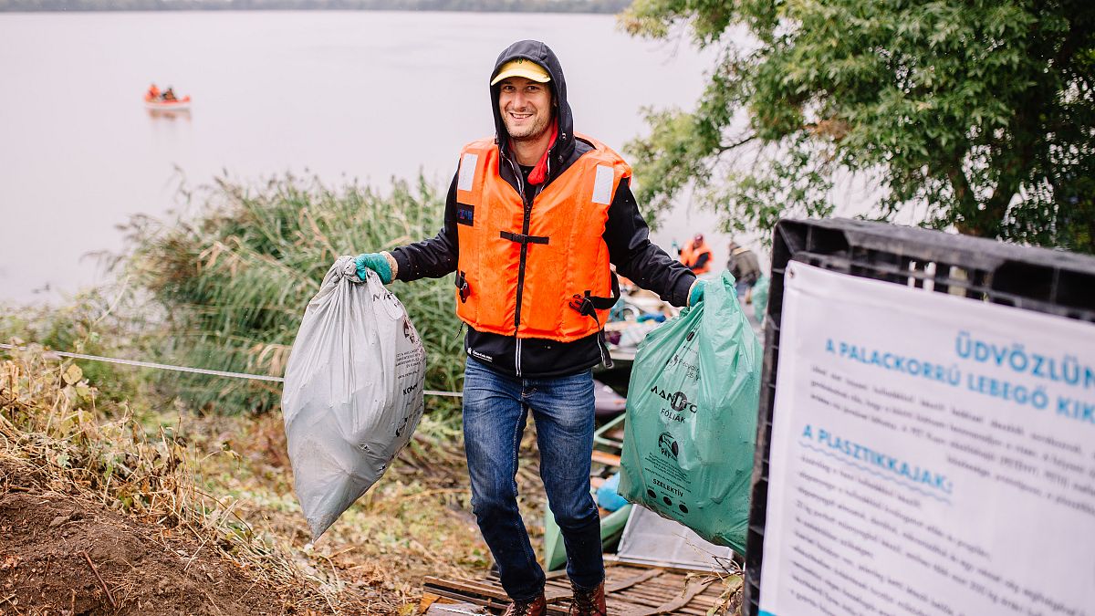 Önkéntesek tisztítják a Tisza vizét