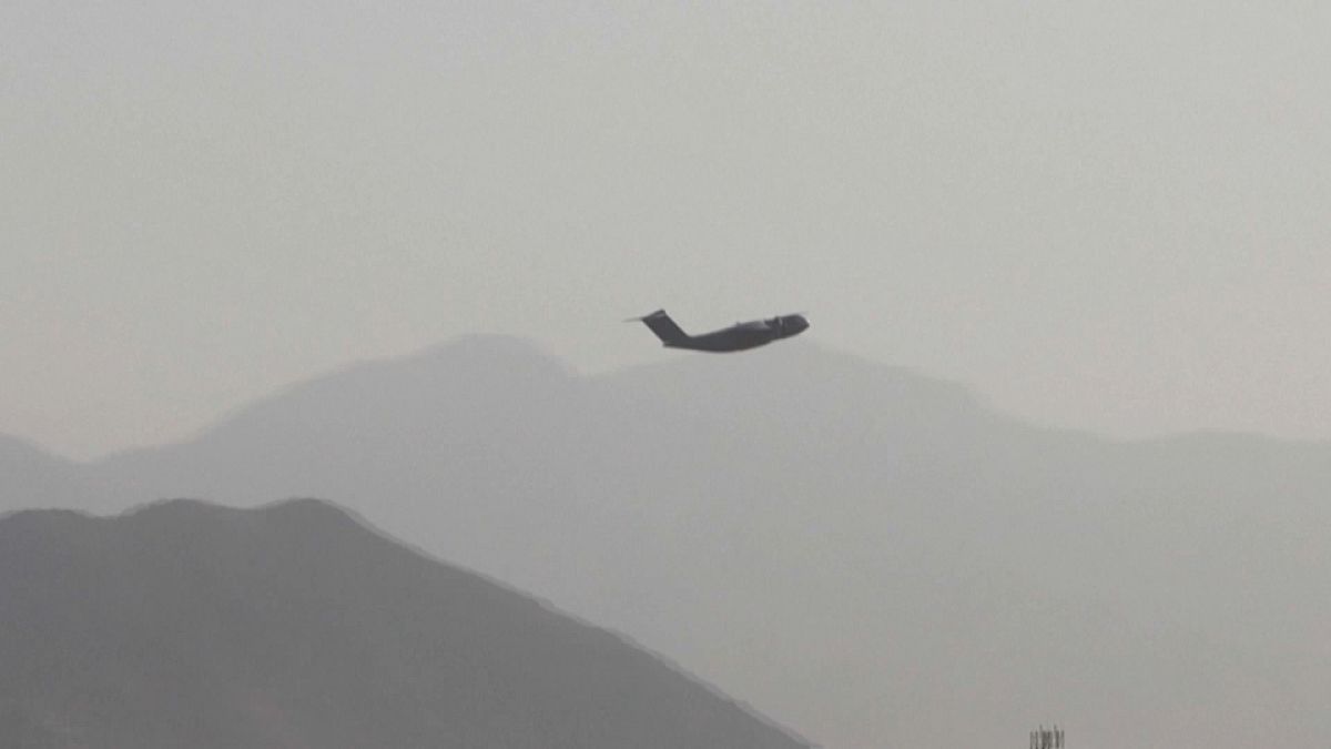 Самолёт, вылетающий из аэропорта Кабула