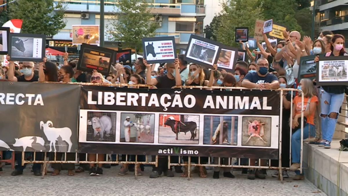 Protesta contra la tauromaquia en el exterior de la plaza de Campo Pequeno en Lisboa