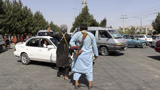 مقاتلو طالبان يحرسون محيط مطار كابل. 2021/08/27