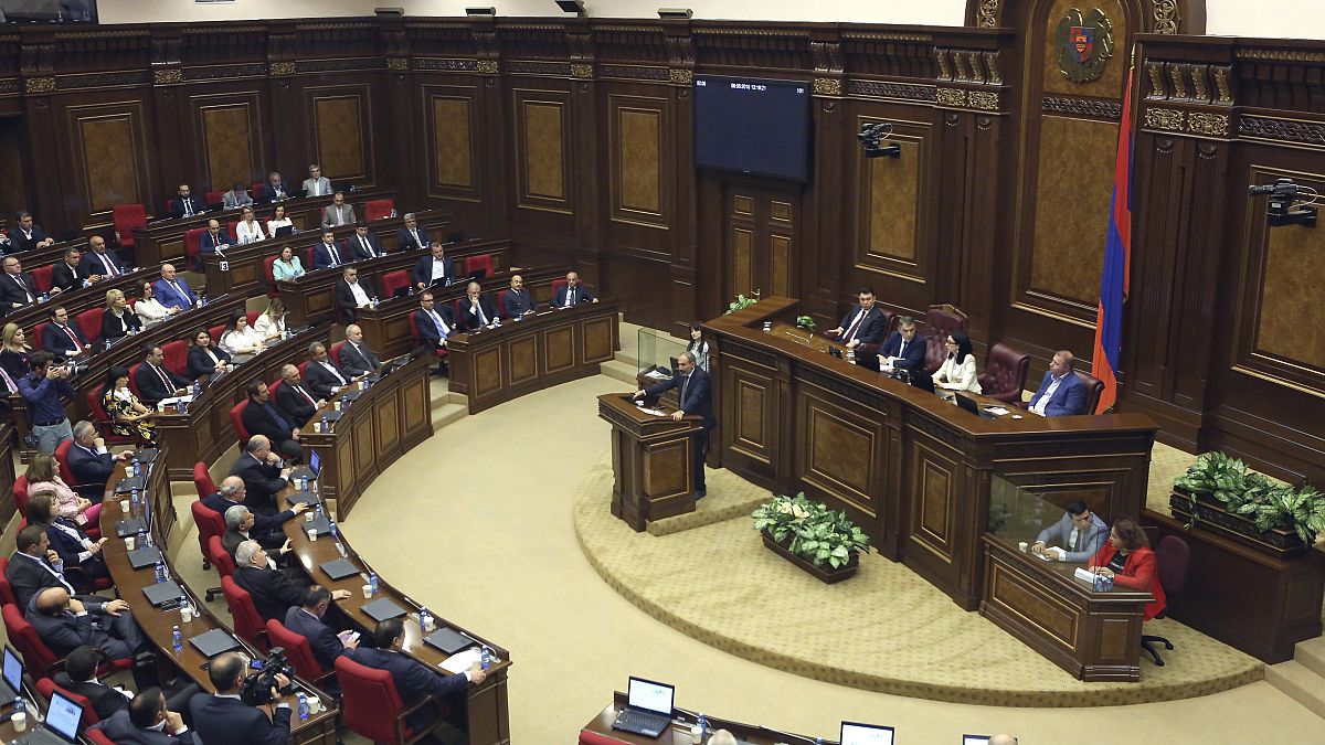 Megint összeverekedtek a képviselők az örmény parlamentben