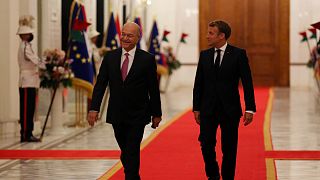 الرئيس العراقي برهم صالح، يستقبل الرئيس الفرنسي إيمانويل ماكرون لدى وصوله إلى القصر الجمهوري ببغداد، السبت 28 آب / أغسطس 2021.