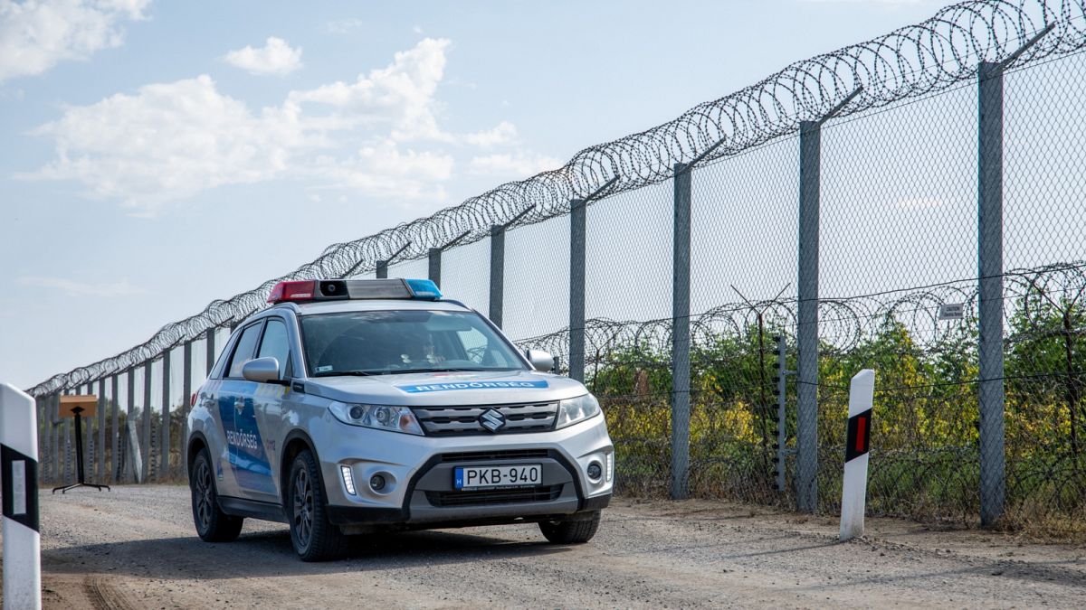 Rendőrautó járőrözik a magyar-szerb határon, Ásotthalomnál 