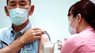 Japonya'da Moderna aşılarının kullanımının durdurulması sonrası bu aşıdan yaptıran 2 kişi hayatını kaybetti.