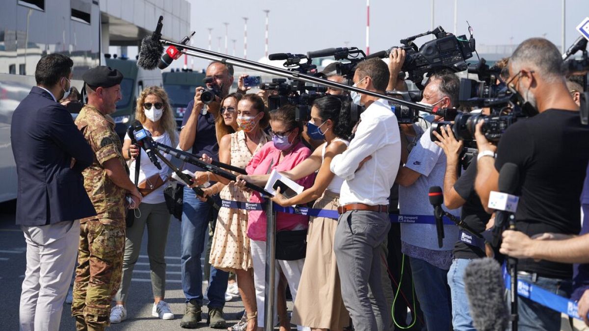 Decenas de periodistas aguardan en el aeropuerto romano de Fiumicino la llegada de uno de los vuelos de evacuación procedentes de Kabul