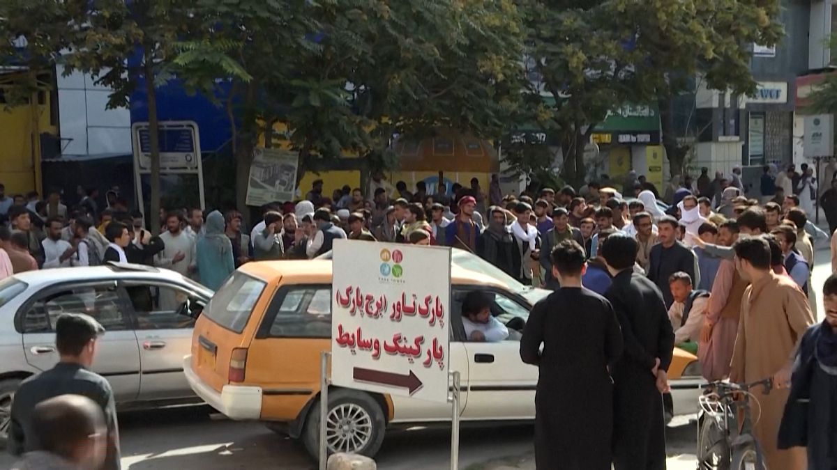 شاهد: الأفغان يتظاهرون أمام البنوك احتجاجا على إغلاق المؤسسات