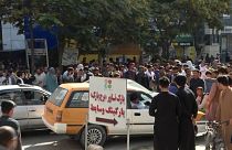 شاهد: الأفغان يتظاهرون أمام البنوك احتجاجا على إغلاق المؤسسات