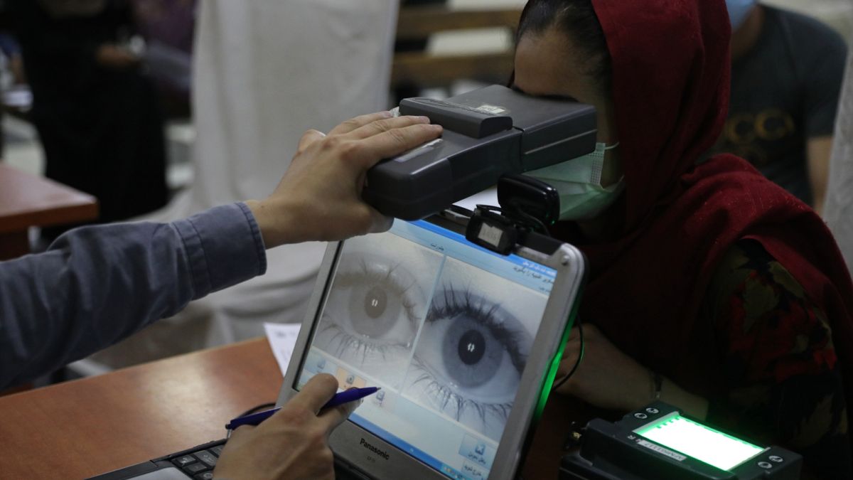 Útlevélért folyamodó afgán nő biometrikus vizsgálata június végén
