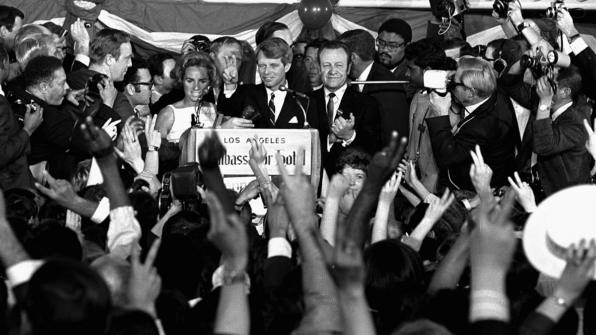 El 5 de junio de 1968, el senador Robert F. Kennedy se dirige a los trabajadores de la campaña momentos antes de ser disparado en Los Ángeles, Estados Unidos.