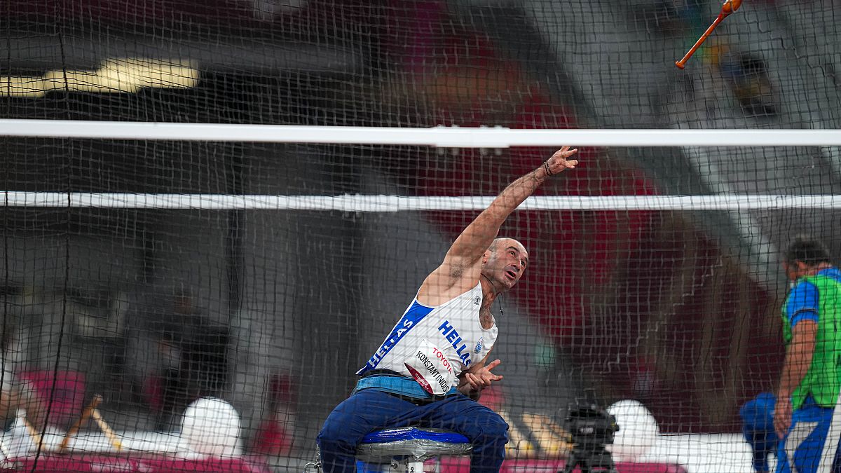 	Ο αθλητής Αθανάσιος Κωνσταντινίδης αγωνίζεται στον ακοντισμό ανδρών F31, κατά τη διάρκεια των Παραολυμπιακών Αγώνων στο Τόκιο 2020