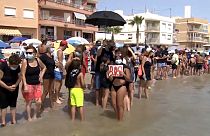 Chaîne humaine au bord de la Mar Menor (sud-est de l'Espagne), ce samedi 28/08/2021 - Capture d'écran d'une vidéo de la TVE via Eurovision.