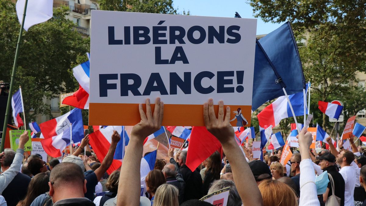 Fransa'da Covid-19 önlemleri protesto edildi
