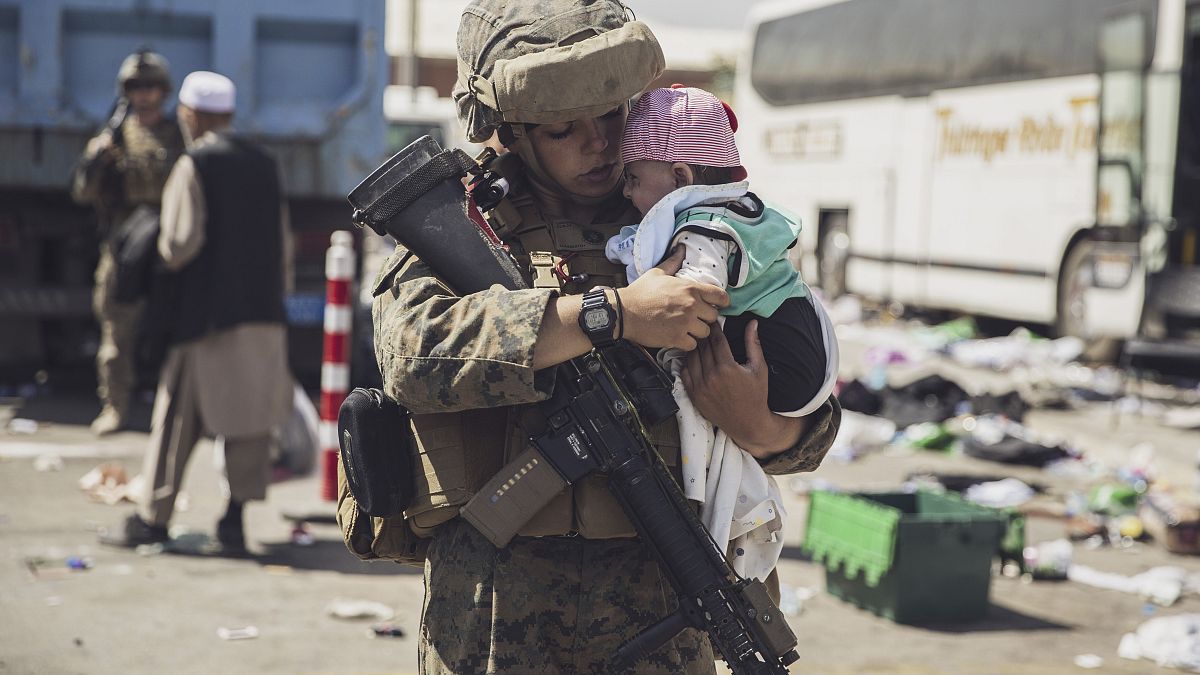 Un marine de EEUU lleva a un bebé en el proceso de evacuación en el aeropuerto de Kabul