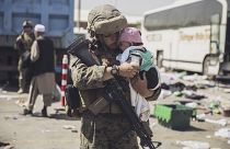 Un marine de EEUU lleva a un bebé en el proceso de evacuación en el aeropuerto de Kabul