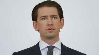 Αυστρία : Με συντριπτική πλειοψηφία η επανεκλογή του Κουρτς στην ηγεσία των συντηρητικών 