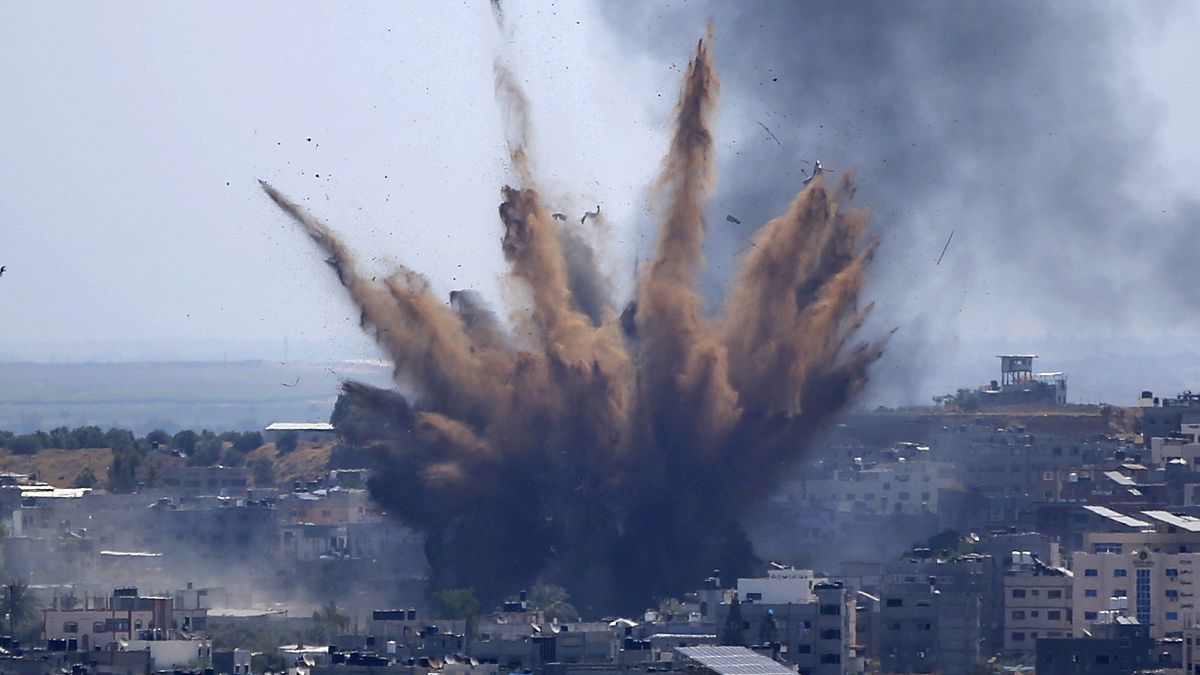 غارات جوية إسرائيلية على مبنى في مدينة غزة.